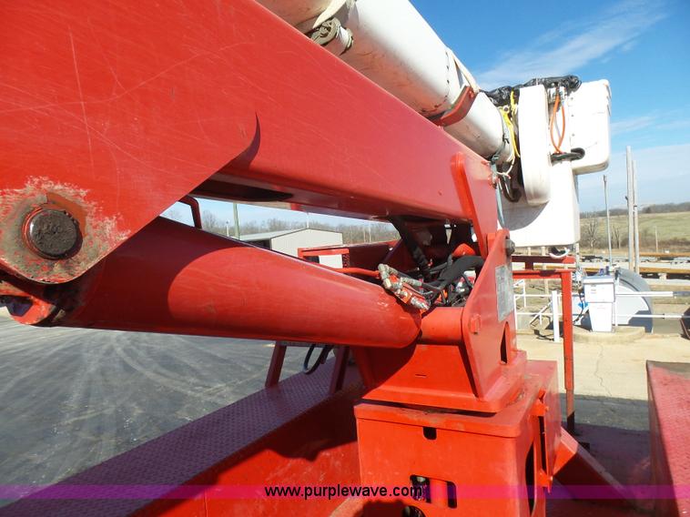 image for item L5437 2005 International DuraStar 4300 bucket truck