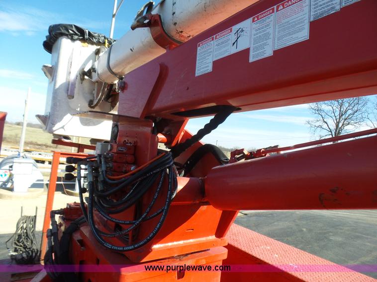 image for item L5437 2005 International DuraStar 4300 bucket truck