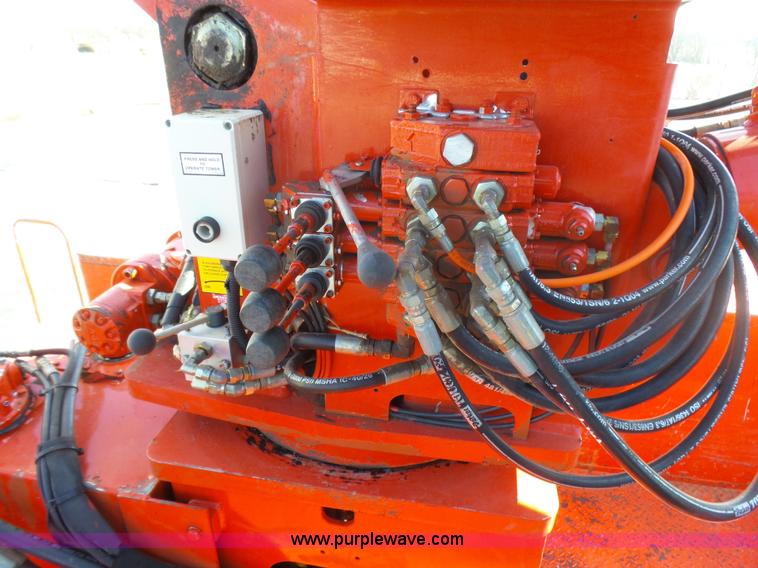 image for item L5437 2005 International DuraStar 4300 bucket truck