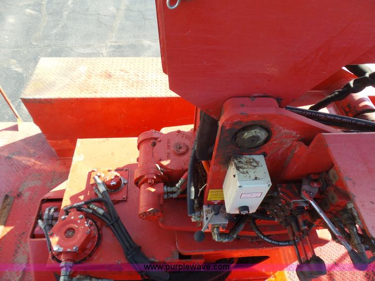 image for item L5437 2005 International DuraStar 4300 bucket truck