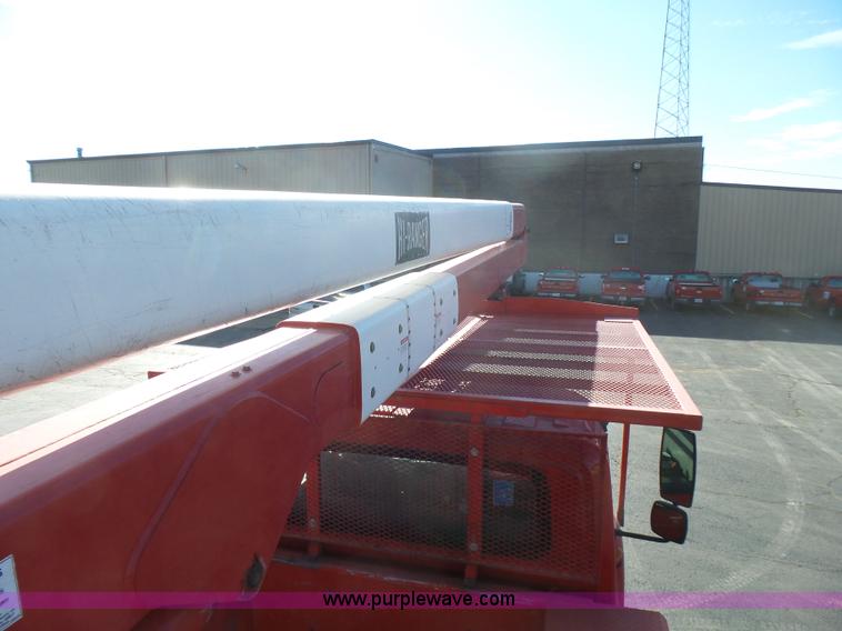 image for item L5437 2005 International DuraStar 4300 bucket truck