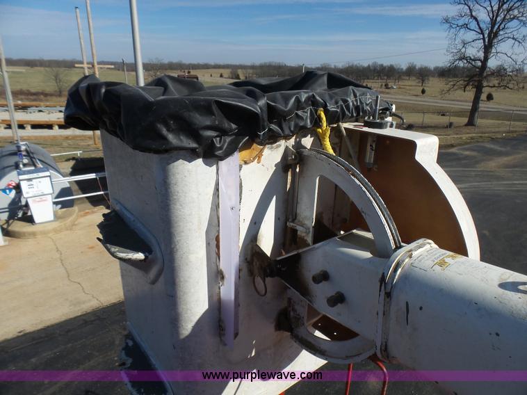 image for item L5437 2005 International DuraStar 4300 bucket truck