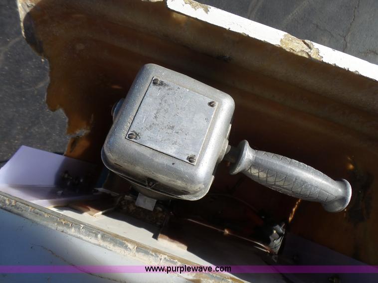 image for item L5437 2005 International DuraStar 4300 bucket truck