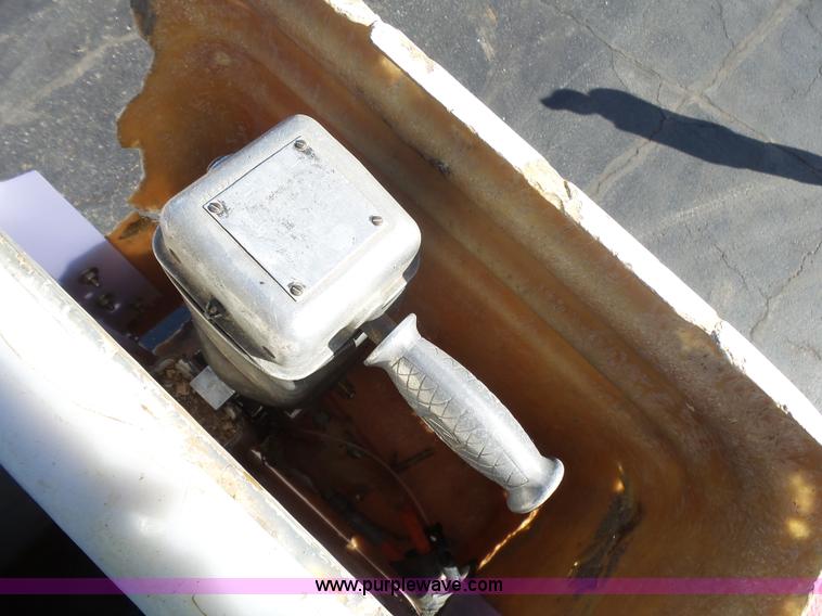 image for item L5437 2005 International DuraStar 4300 bucket truck