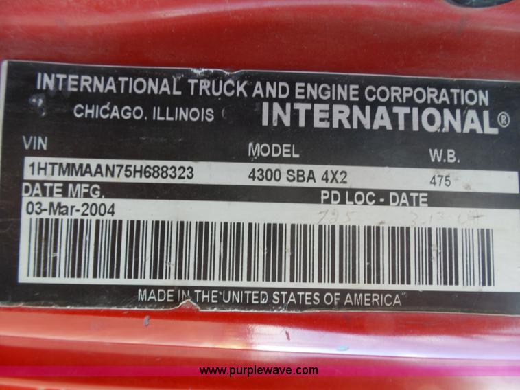 image for item L5437 2005 International DuraStar 4300 bucket truck