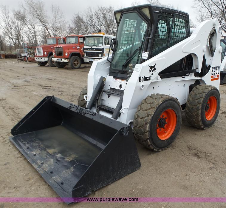image for item L5594 2004 Bobcat S250 skid steer
