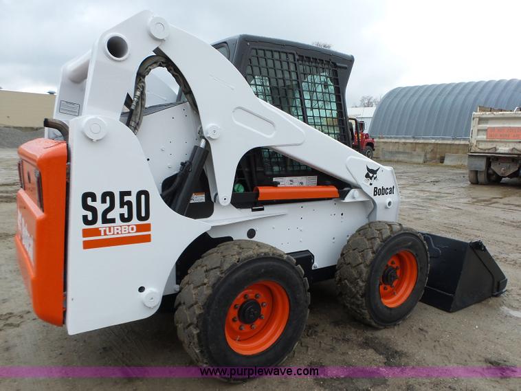 image for item L5594 2004 Bobcat S250 skid steer
