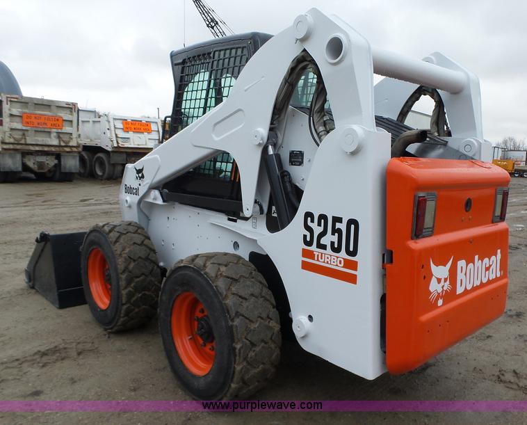 image for item L5594 2004 Bobcat S250 skid steer