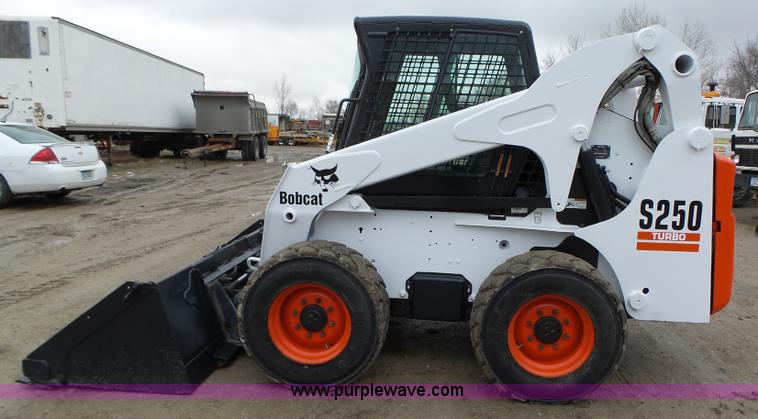 image for item L5594 2004 Bobcat S250 skid steer