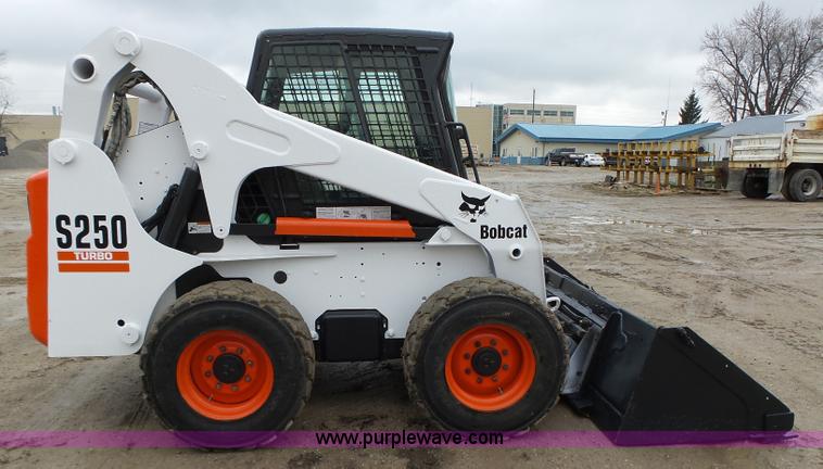 image for item L5594 2004 Bobcat S250 skid steer