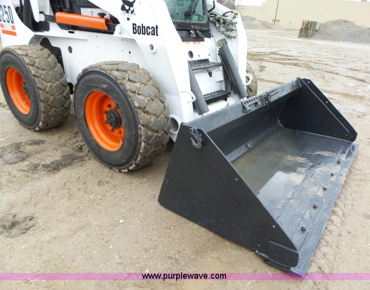 image for item L5594 2004 Bobcat S250 skid steer
