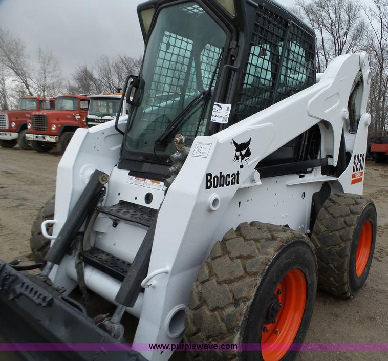 image for item L5594 2004 Bobcat S250 skid steer
