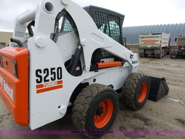 image for item L5594 2004 Bobcat S250 skid steer