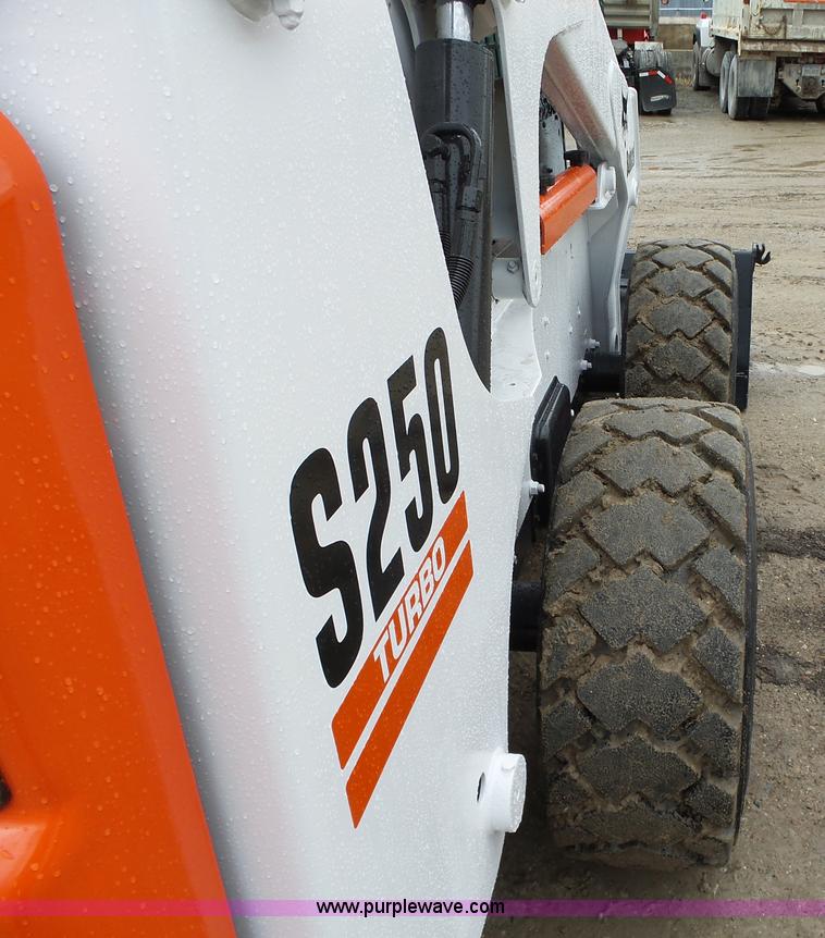 image for item L5594 2004 Bobcat S250 skid steer