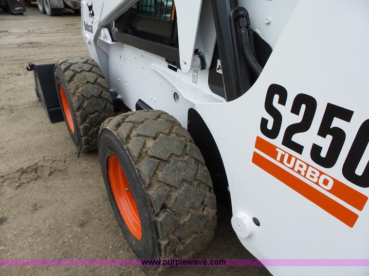 image for item L5594 2004 Bobcat S250 skid steer