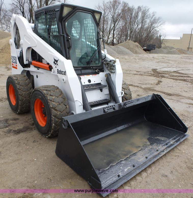 image for item L5594 2004 Bobcat S250 skid steer