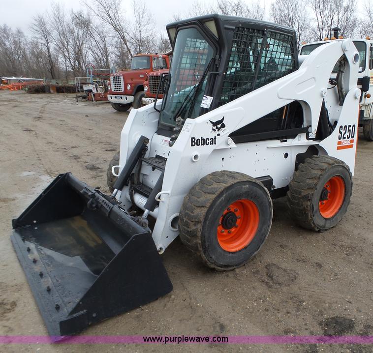 image for item L5596 2004 Bobcat S250 skid steer
