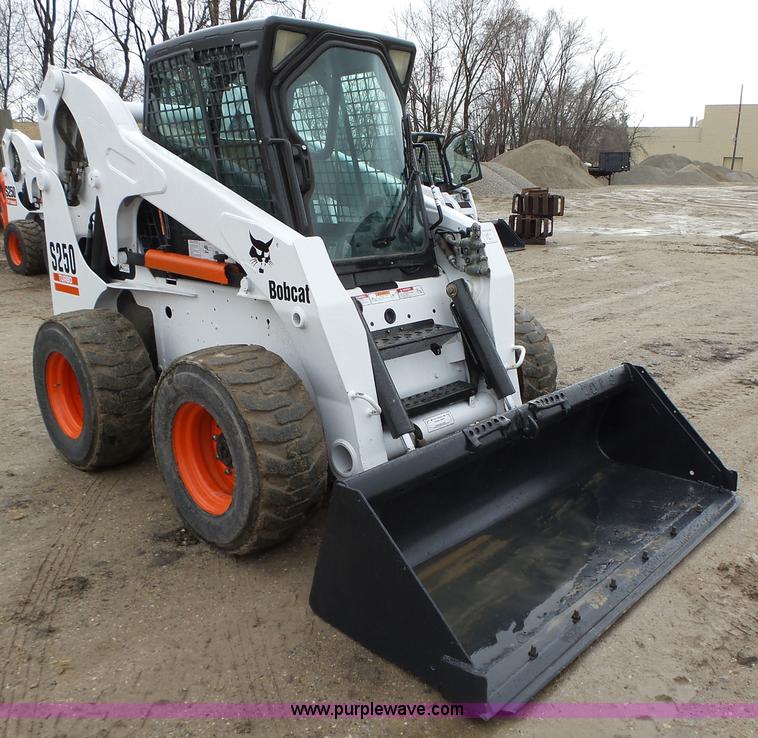 image for item L5596 2004 Bobcat S250 skid steer