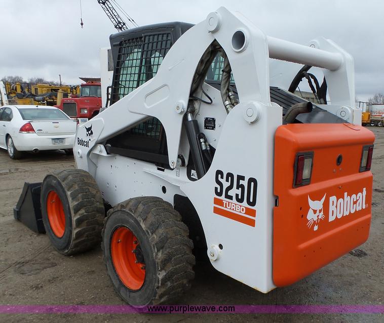 image for item L5596 2004 Bobcat S250 skid steer