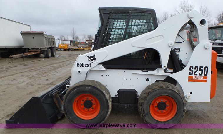 image for item L5596 2004 Bobcat S250 skid steer
