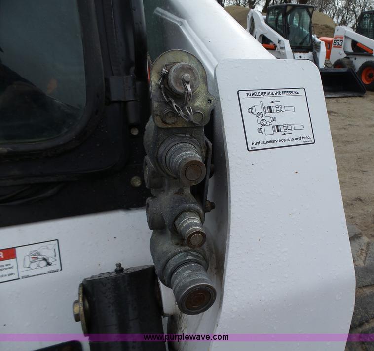 image for item L5596 2004 Bobcat S250 skid steer