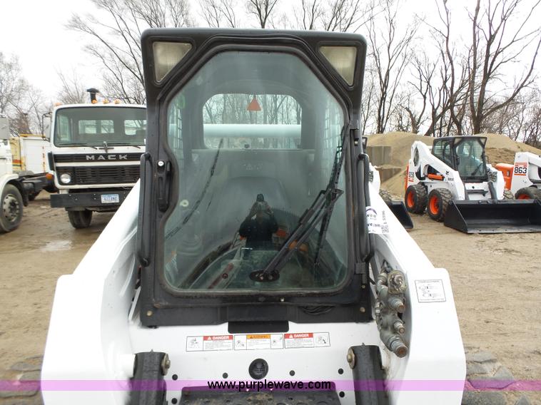 image for item L5596 2004 Bobcat S250 skid steer