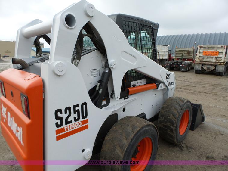 image for item L5596 2004 Bobcat S250 skid steer