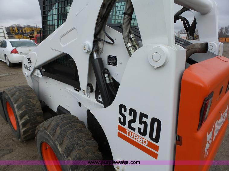 image for item L5596 2004 Bobcat S250 skid steer