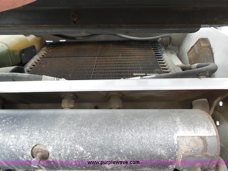 image for item L5596 2004 Bobcat S250 skid steer