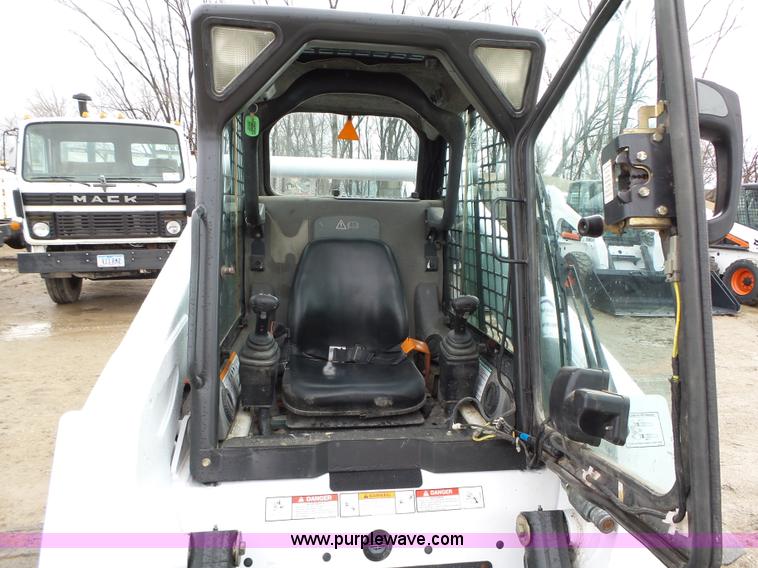 image for item L5596 2004 Bobcat S250 skid steer