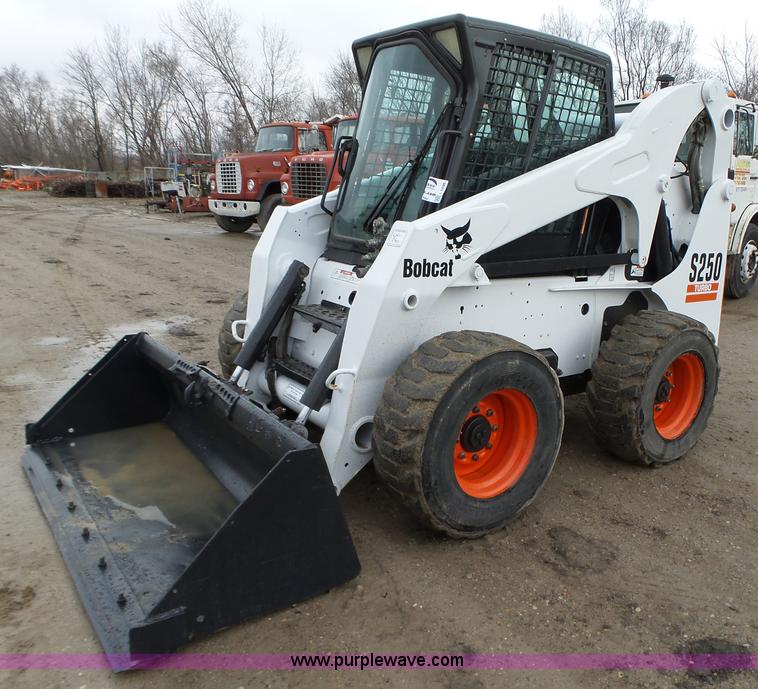 image for item L5596 2004 Bobcat S250 skid steer