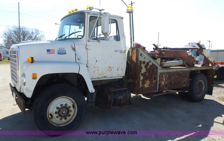 image for item L5612 1984 Ford 8000 reel truck
