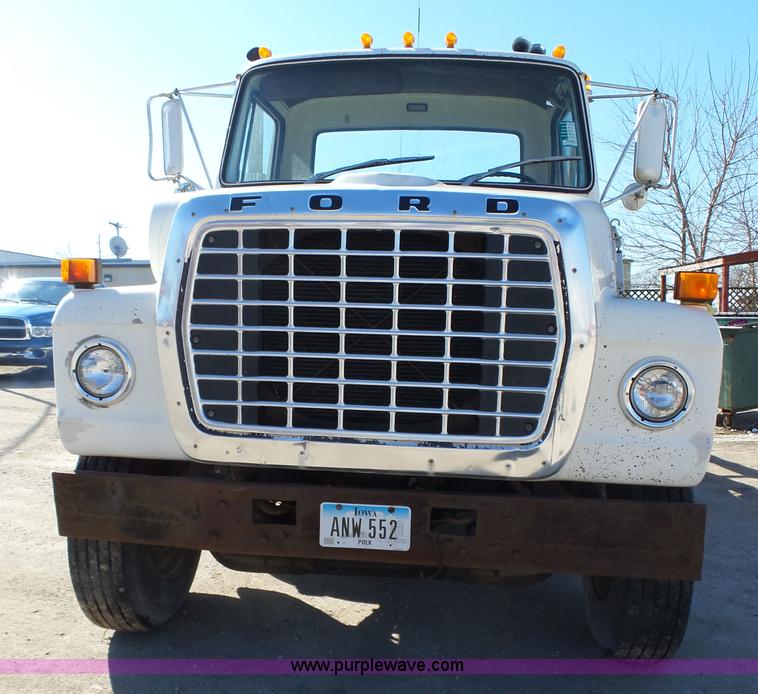 image for item L5612 1984 Ford 8000 reel truck