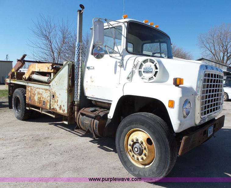 image for item L5612 1984 Ford 8000 reel truck