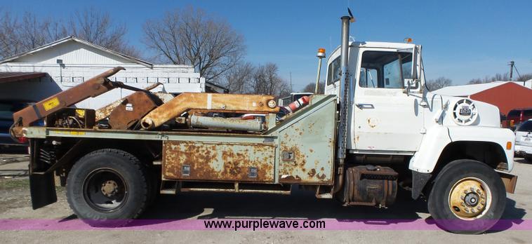 image for item L5612 1984 Ford 8000 reel truck