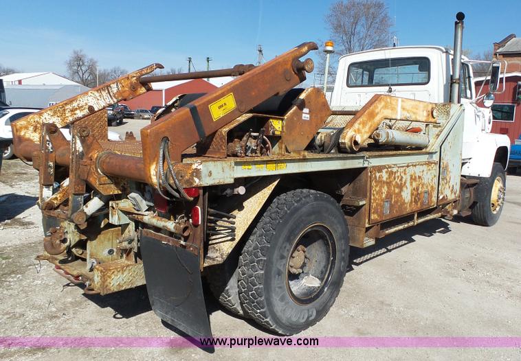 image for item L5612 1984 Ford 8000 reel truck
