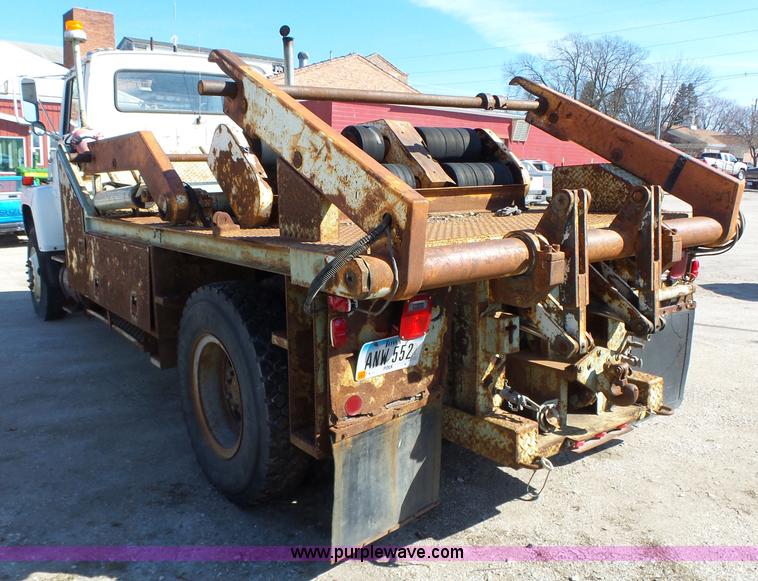 image for item L5612 1984 Ford 8000 reel truck
