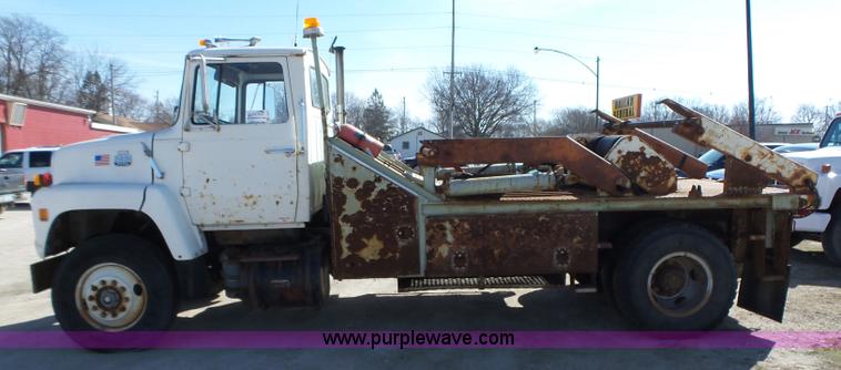 image for item L5612 1984 Ford 8000 reel truck