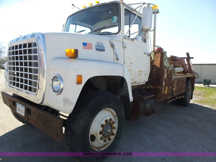 image for item L5612 1984 Ford 8000 reel truck