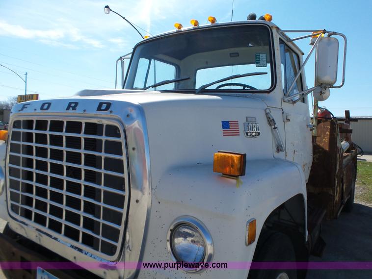 image for item L5612 1984 Ford 8000 reel truck