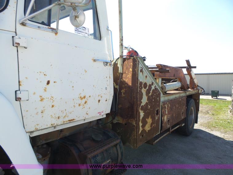 image for item L5612 1984 Ford 8000 reel truck