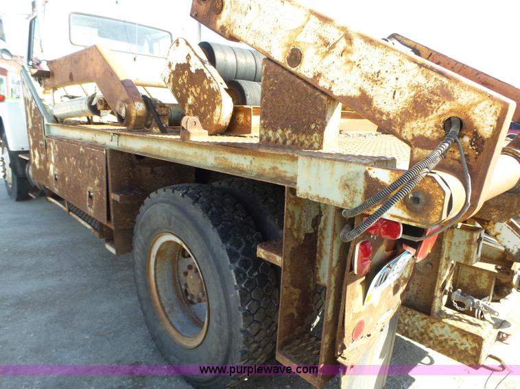 image for item L5612 1984 Ford 8000 reel truck