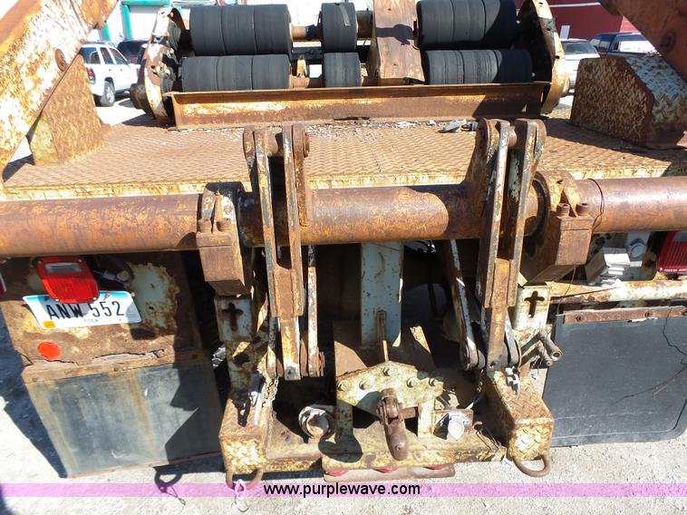 image for item L5612 1984 Ford 8000 reel truck