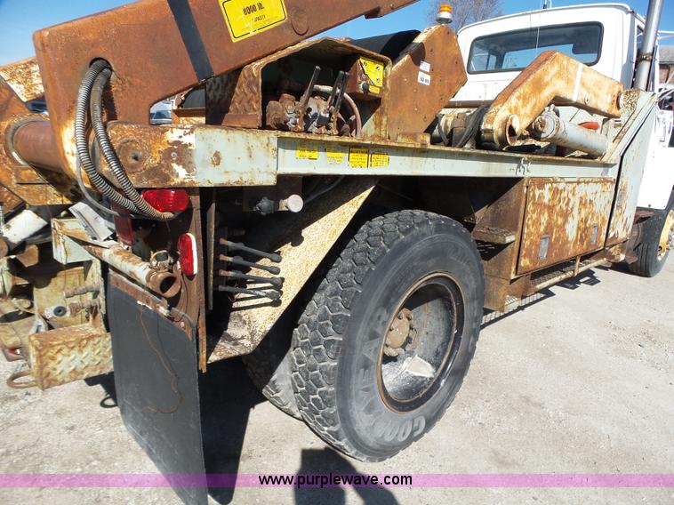 image for item L5612 1984 Ford 8000 reel truck