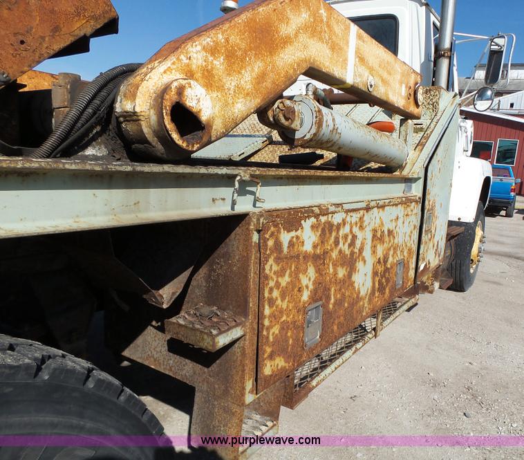 image for item L5612 1984 Ford 8000 reel truck