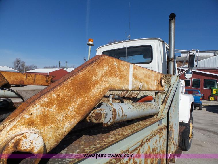 image for item L5612 1984 Ford 8000 reel truck