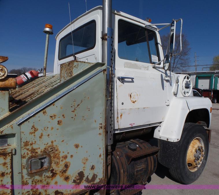 image for item L5612 1984 Ford 8000 reel truck