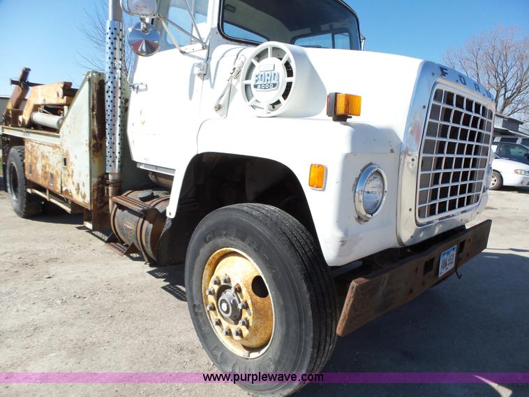 image for item L5612 1984 Ford 8000 reel truck