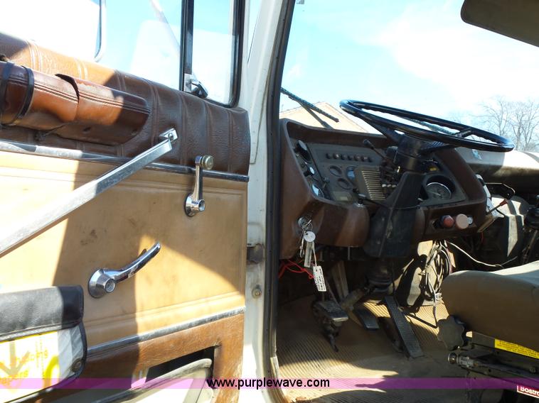 image for item L5612 1984 Ford 8000 reel truck