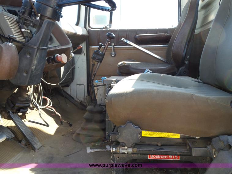 image for item L5612 1984 Ford 8000 reel truck